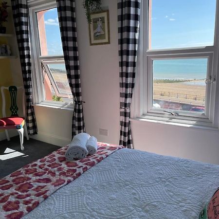 "The Parlour" Seafront Apartment Eastbourne Bagian luar foto