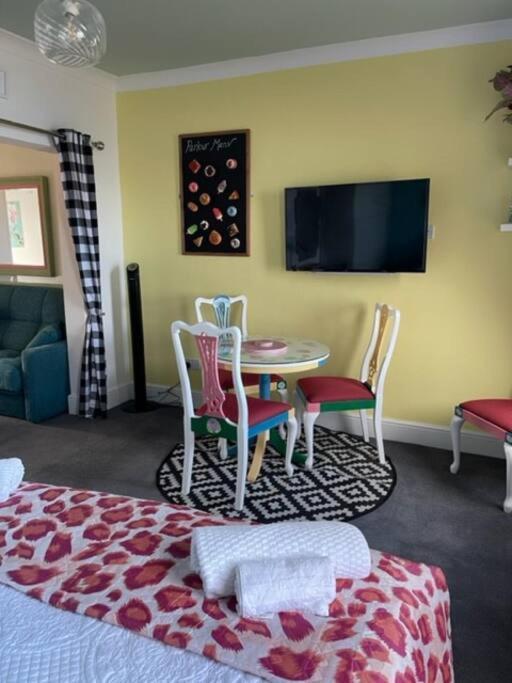"The Parlour" Seafront Apartment Eastbourne Bagian luar foto