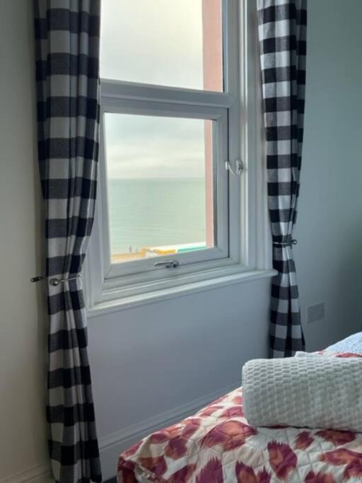 "The Parlour" Seafront Apartment Eastbourne Bagian luar foto