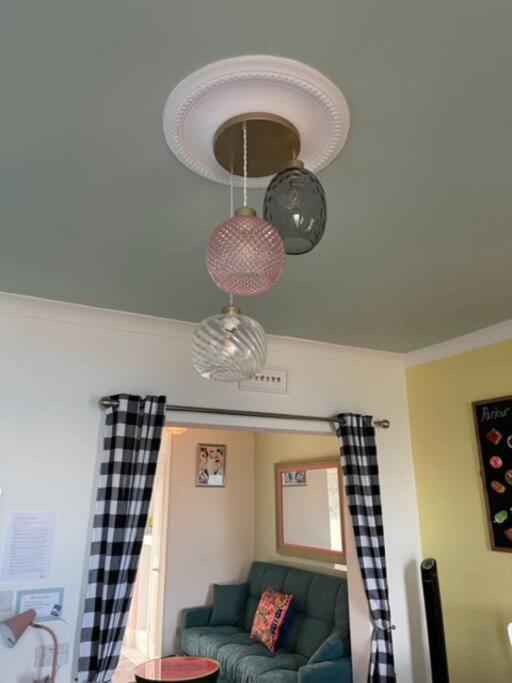 "The Parlour" Seafront Apartment Eastbourne Bagian luar foto