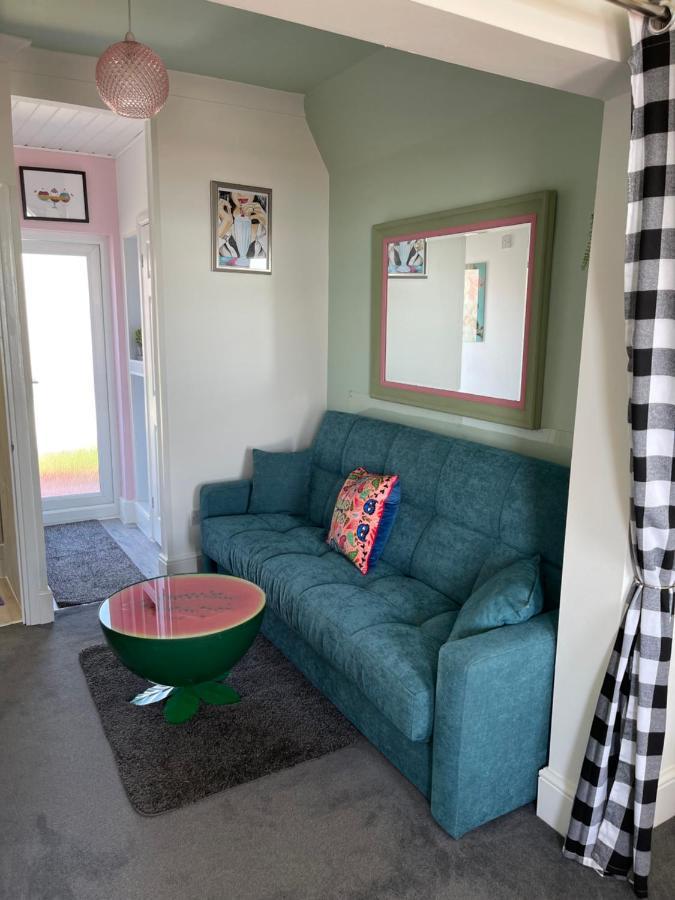 "The Parlour" Seafront Apartment Eastbourne Bagian luar foto