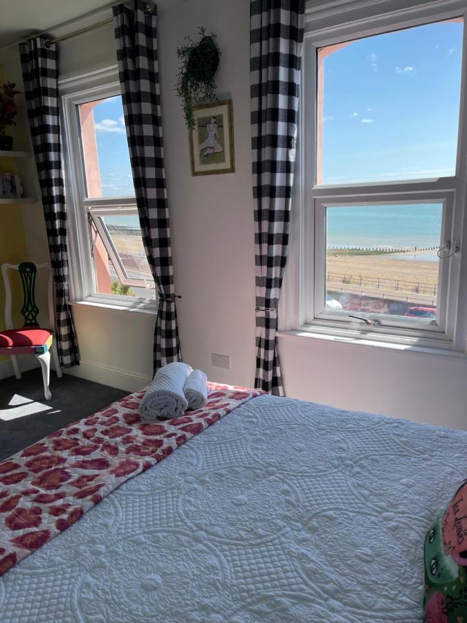 "The Parlour" Seafront Apartment Eastbourne Bagian luar foto