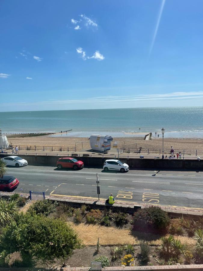 "The Parlour" Seafront Apartment Eastbourne Bagian luar foto