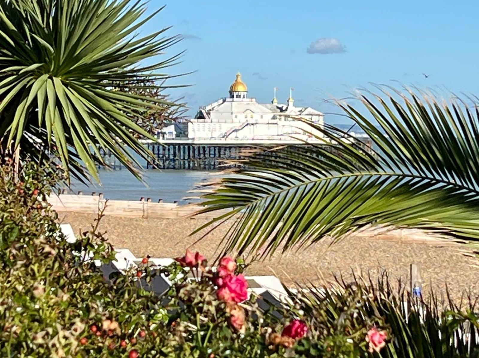 "The Parlour" Seafront Apartment Eastbourne Bagian luar foto